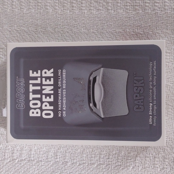 Capski bottle opener securely grips to surfaces. New in box - Picture 1 of 9